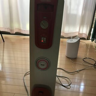 DeLonghiデロンギ 1200Wオイルヒーター H770812EFS-R 8枚サーマルカットフィン 値下げしました。の画像
