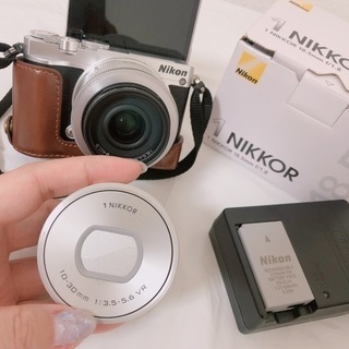 Nikon1J5人気のレトロなシルバー【単焦点レンズ、カメラケース付】