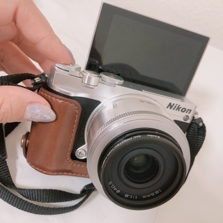 Nikon1J5人気のレトロなシルバー【単焦点レンズ、カメラケース付】