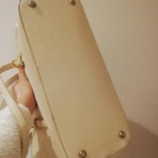 【まとめて引取で無料】白のショルダーバッグの画像