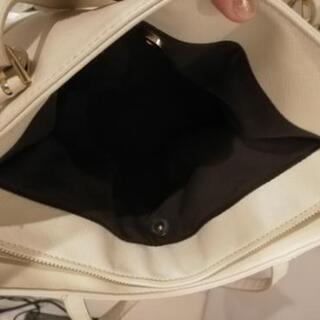 【まとめて引取で無料】白のショルダーバッグの画像