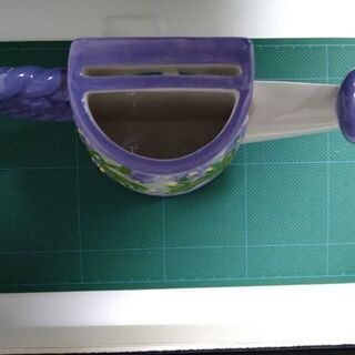 コンパクトで可愛い　小さな楕円フォトフレーム付のジョウロ（不思議ハーフ）型ペン立ての画像