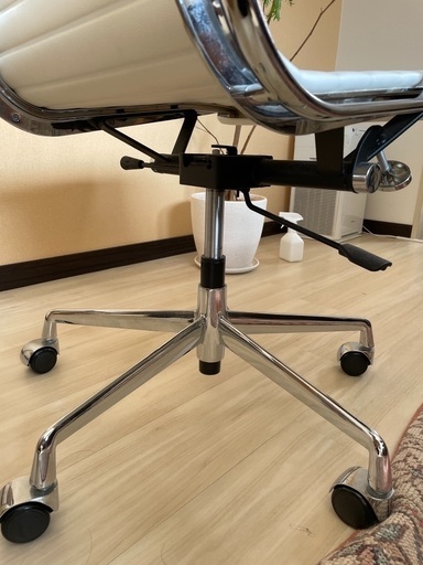 本革仕様 イームズ アルミナムグループチェア ホワイト