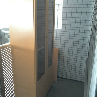無料 キャビネット 収納棚、上段はガラス扉、下段は引出し