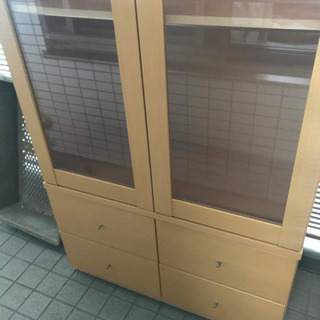 無料 キャビネット 収納棚、上段はガラス扉、下段は引出しの画像