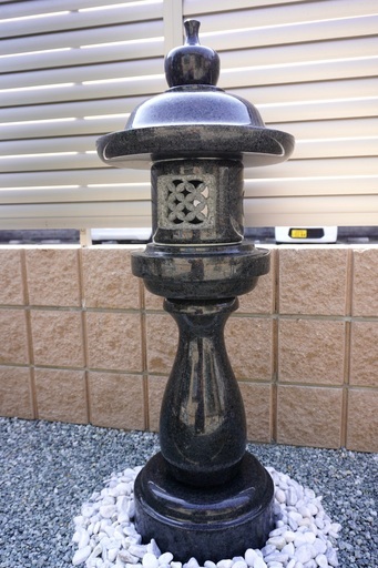 本磨き仕上げ／最高級灯籠／黒御影石／一対（２本）