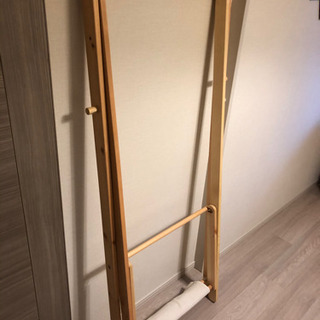 おしゃれな木製ハンガーラックの画像