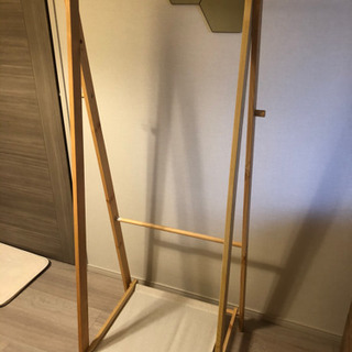 おしゃれな木製ハンガーラックの画像
