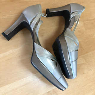 ベネビス　シャンパンゴールドのストラップハイヒール　24センチの画像