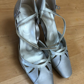 ベネビス　シャンパンゴールドのストラップハイヒール　24センチの画像