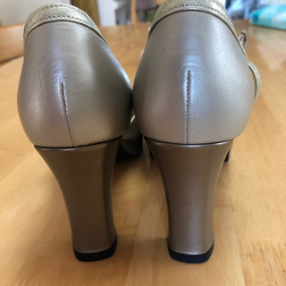 ベネビス　シャンパンゴールドのストラップハイヒール　24センチの画像