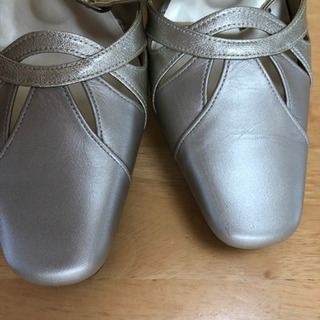 ベネビス　シャンパンゴールドのストラップハイヒール　24センチの画像