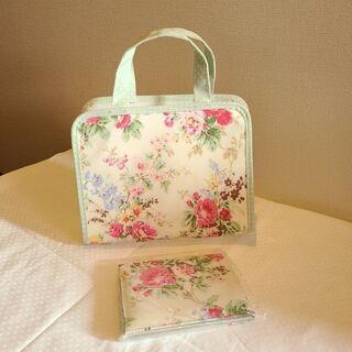 ローラアシュレイのお風呂バックと携帯用鏡