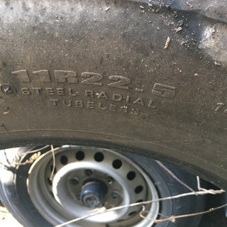大型車のタイヤ11R22.5