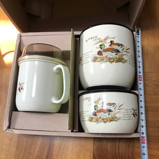 陶器の密閉容器2つとポットのセット