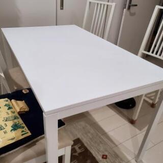 IKEAテーブルと椅子4脚