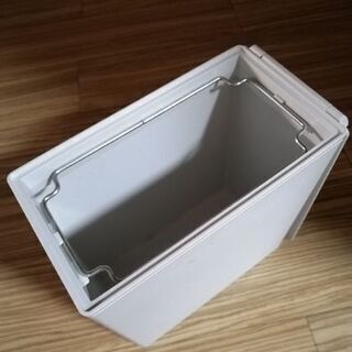 まだ取引可能　無印のゴミ箱　ホワイト　袋止めつき　ワンコインの画像