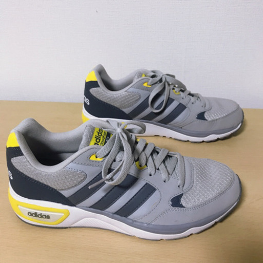 adidas アディダス　スニーカー