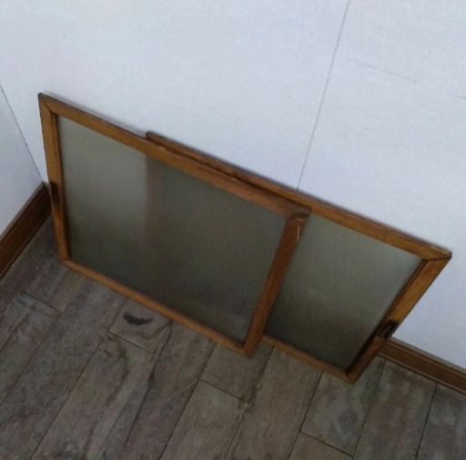 古い磨りガラス　昭和レトロ　古い建具　古い木枠の窓枠 2枚  古家具　扉　北九州市　空き家管理