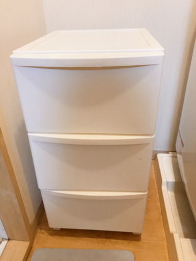 〔キャンセルでました〕ニトリ　プラスチック性収納チェスト３段