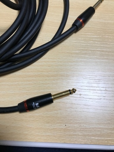 アコースティックエレキベース、ベース用モンスターケーブル付き、売ります。