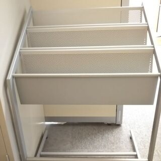 シルバーのマガジンラック