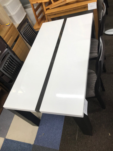 ダイニングテーブル（椅子4つ）