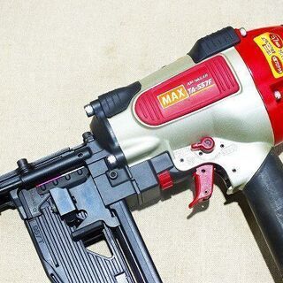 【苫小牧バナナ】MAX/マックス 常圧 フロアタッカ ステープル用 エアネイラ TA-557F 中古 動作確認済み 状態良好♪の画像