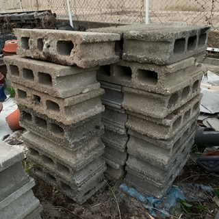 コンクリートブロック、溶岩石（多分）などあげます。