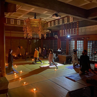 お寺でキャンドルヨガ　毎週第4土曜日18時〜の画像
