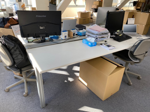 オカムラ　オフィスデスク　カッコよくしっかりとしています