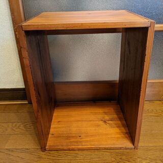 アンティークな色の木製本棚マガジンラックの画像