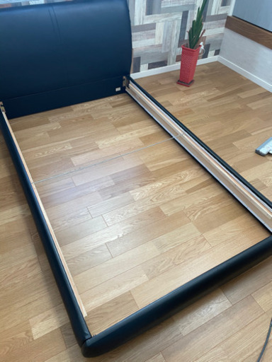 セミダブルのレザーベッド