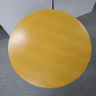 丸テーブルの画像