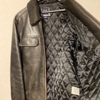 ≪早い者勝ち≫最終大幅値下げ1,900円-GAPのダメージ型皮ジャンパー 男性Mサイズの画像