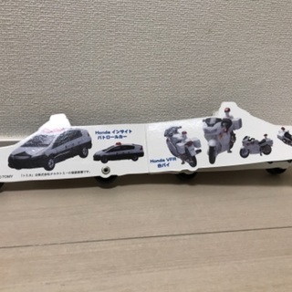 トミカ　パトカー　本　タイヤ付きの画像