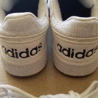 adidasスニーカーの画像