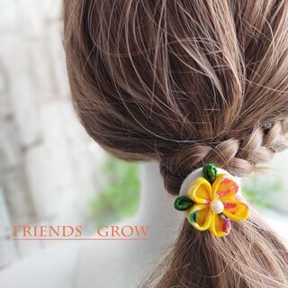 和風小花のついたクルミボタンのヘアゴム