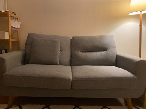 グレー、綺麗な2人用ソファ