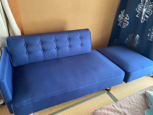ローソファにもベッドにもなる2〜3人掛けソファオットマン付き　ネイビー　超美品！　青