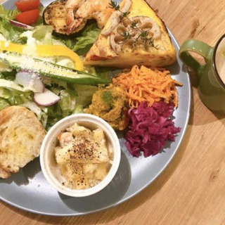 明日（2/12）ランチかカフェ、行きませんかー🍴