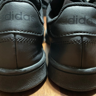 アディダス adidas アーバンコート ベース オールブラック 22.5cmの画像