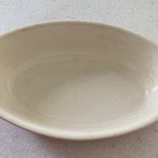 赤と白のグラタン皿の画像