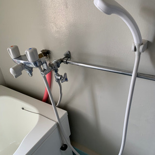 引越しのため府営住宅の浴槽セットと湯沸かし器とお譲りします。洗面鏡のおまけ付きの画像