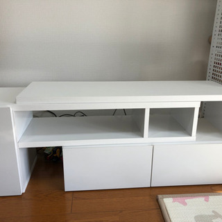 伸縮可能なテレビ台（約100cm〜140cm）