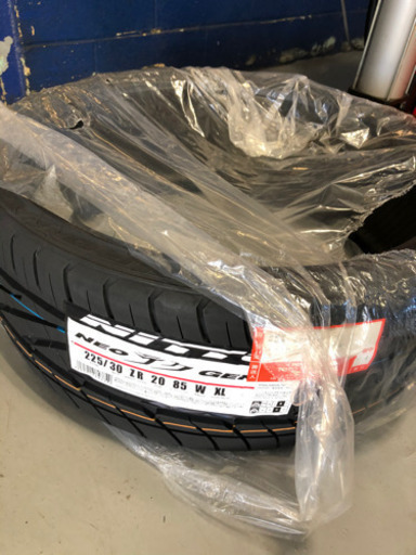 225/30R20 のタイヤ