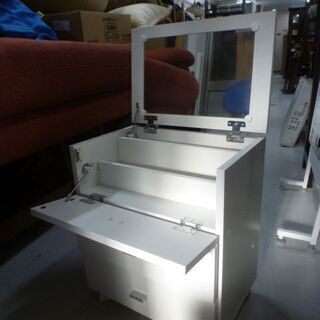 リサイクルショップのダイトーです。 おしゃれアイテム　お持ち帰り価格　鏡台（白）の画像