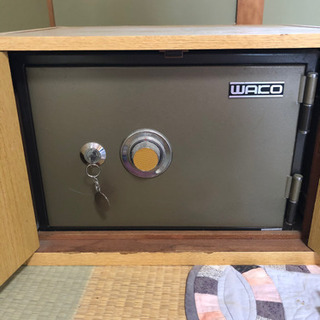 金庫　鍵付きの画像
