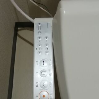 温水洗浄便座　TOSHIBA SCS-T92 パステルアイボリー　接続金具付の画像