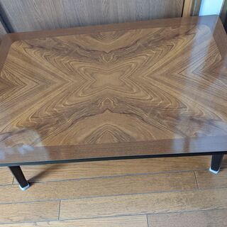 天板木製、脚金属製のテーブル